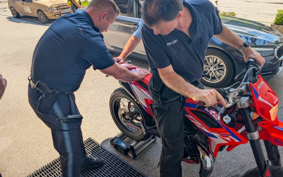Motorradkontrollen im südlichen Oberbayern: 66 Fahrzeuge mit Mängeln festgestellt