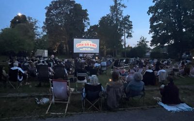 Über 450 Besucher beim Open-Air-Kino in Bruckmühl: Volksmusikarchivgarten überzeugt als neue Spielstätte