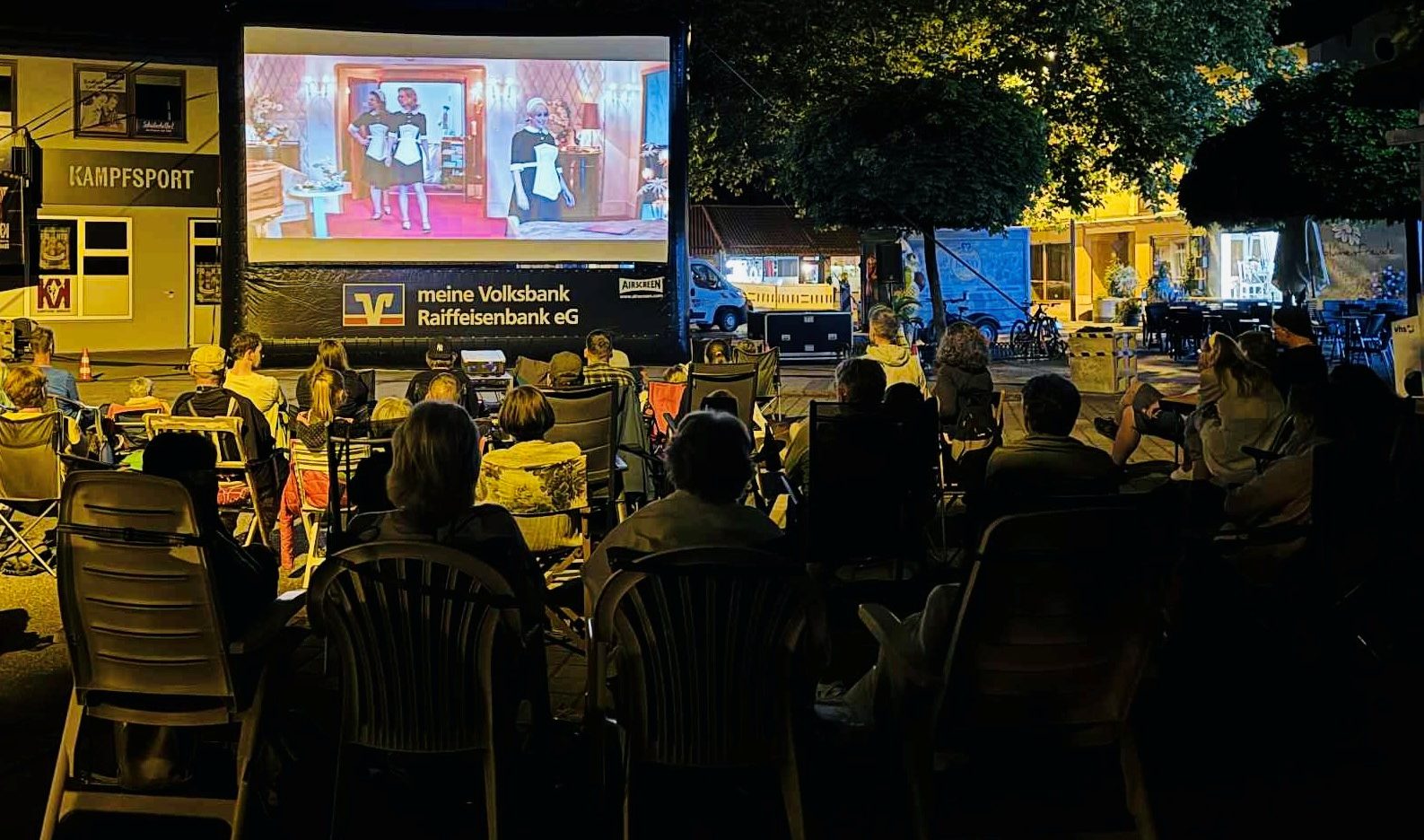 kino1 Von der Bahnhofstraße um die Kurve in die Müller-zu-Bruck-Straße wandert das Open Air-Kino in Bruckmühl. Besonderheit heuer: Wer in den von der Baustelle betroffenen Geschäften am Freitag und Samstag für über 30 Euro einkauft, kommt gegen Bon-Vorlage umsonst ins Kino. Copyright Mischi