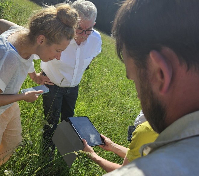 xxx In der Praxisanwendung: Das Bild zeigt den Amtschef des Bayerischen Staatsministeriums für Ernährung, Landwirtschaft, Forsten und Tourismus, Hubert Bittlmayer, auf den Flächen von Betriebsleiter Johannes Köpke, gemeinsam mit Interessierten an FAL-BY. Quelle: StMELF/Prem.