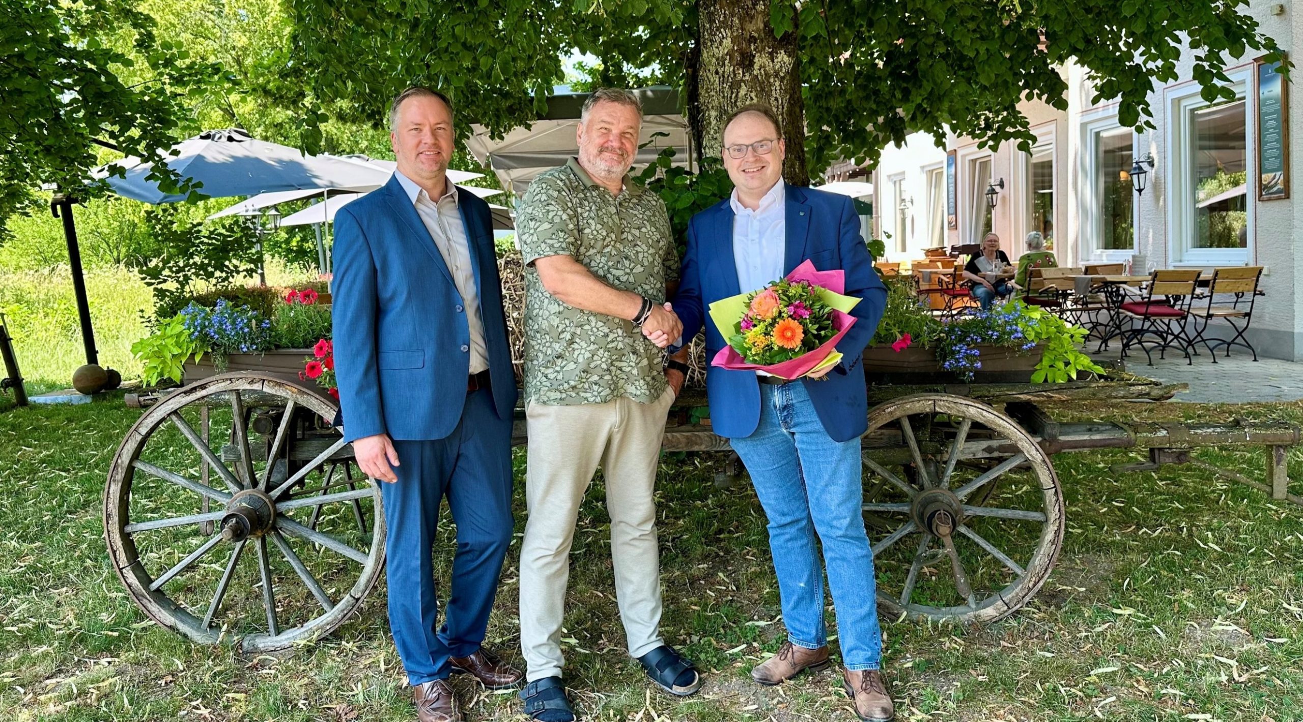 2026-06 Pressebild GenussOrt Auszeichnung 2 Rauten Zum Fischer am See c-Markt Prien a. Chiemsee Das Restaurant „Zum Fischer am See“ wurde mit zwei Rauten der Klassifizierung „Ausgezeichnete GenussKüche“ ausgezeichnet. Foto: Copyright Markt Prien am Chiemsee