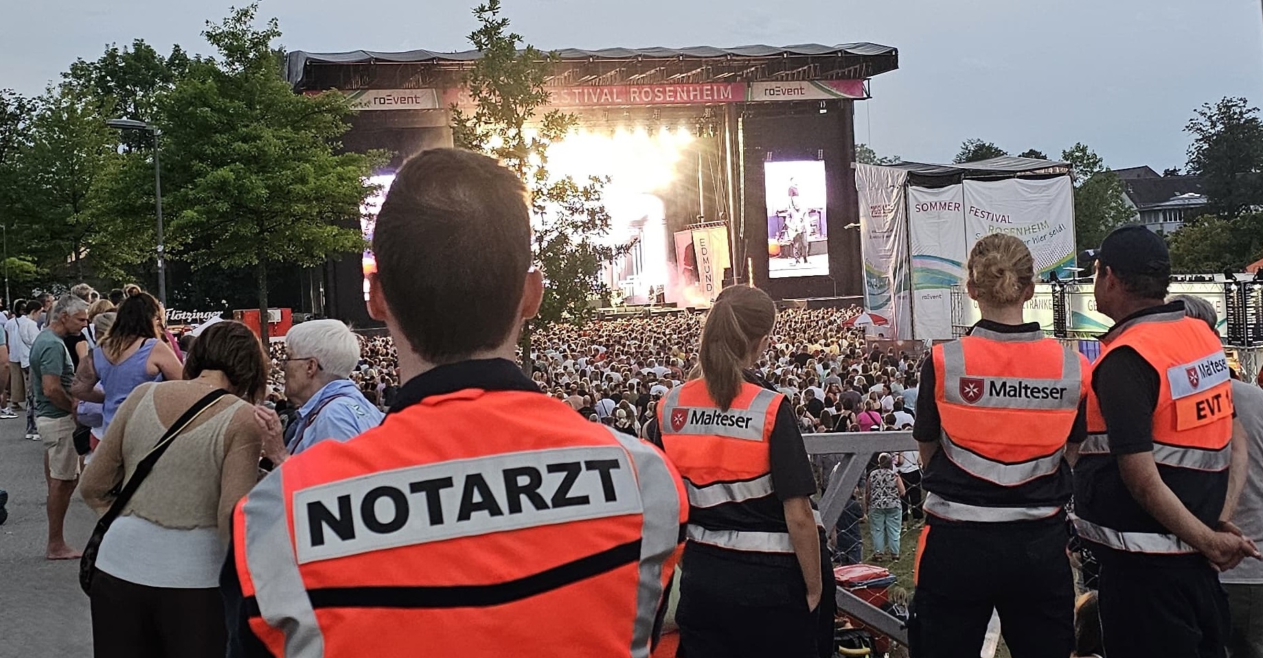 2_RO_202607_Sommerfestival(c)Malteser Die mobilen Erstversorgungsteams standen in Publikumsnähe – an vier von sechs Abenden unterstützte zusätzlich ein Notarzt die gut ausgebildeten Einsatzkräfte. Copyright Malteser