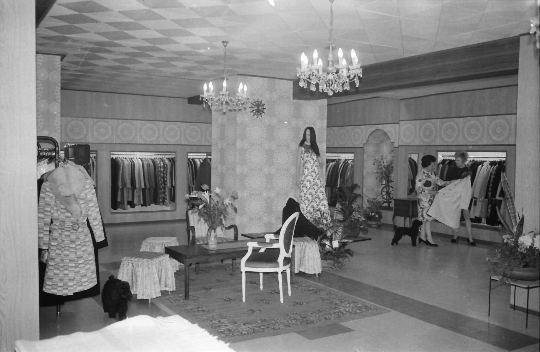 570368451_24980020654950911_7747598682949429074_n Blick in des Modehaus Stalf in Rosenheim im Jahr 1971. Archiv Herbert Borrmann- Foto Hafner
