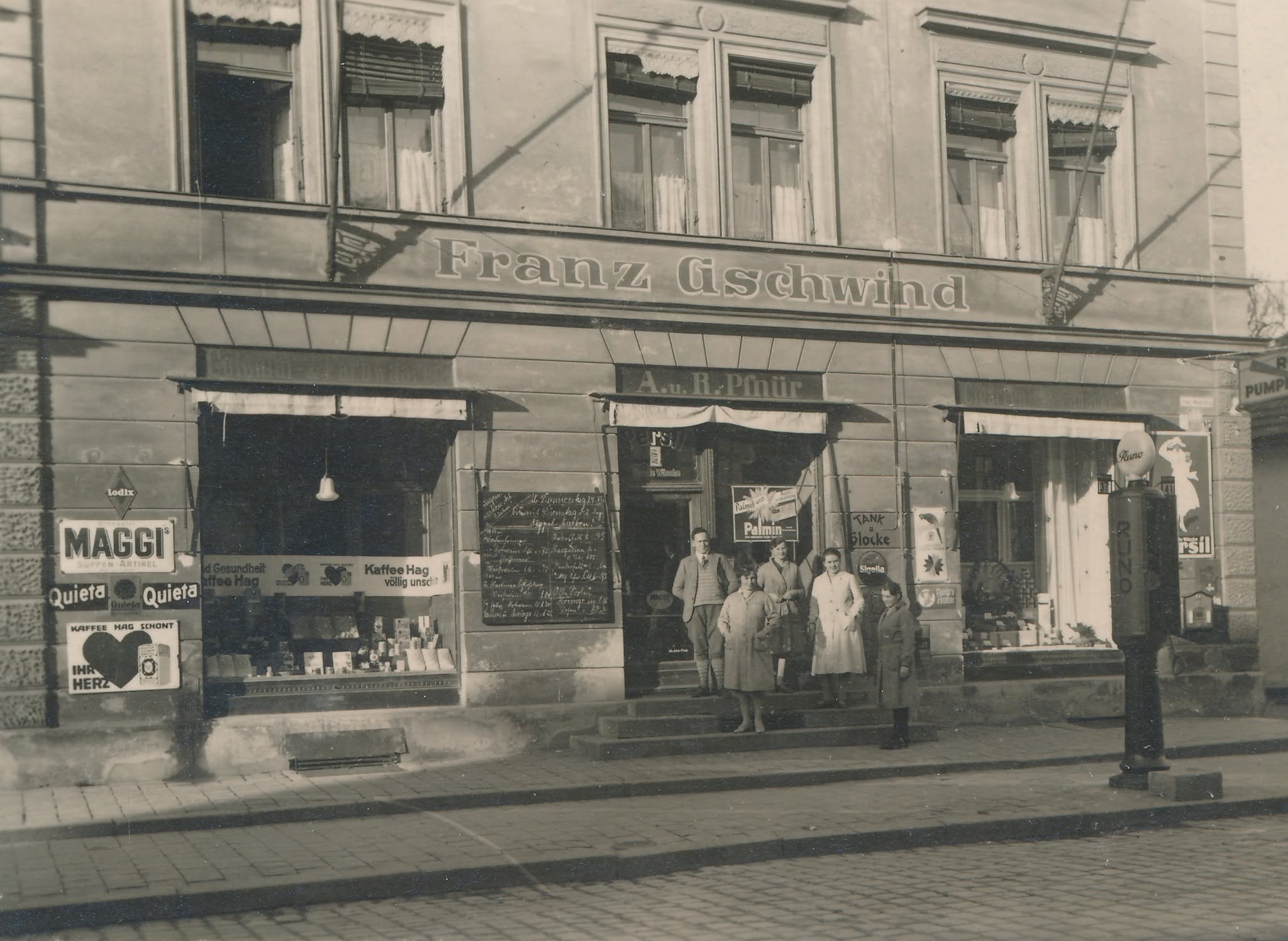 726458172_27334070812879205_2833847661217086032_n Kolonialwarenhandlung Gschwind in der Münchener Straße in Rosenheim in der Zeit um ca. 1928. Foto: Archiv Herbert Borrmann