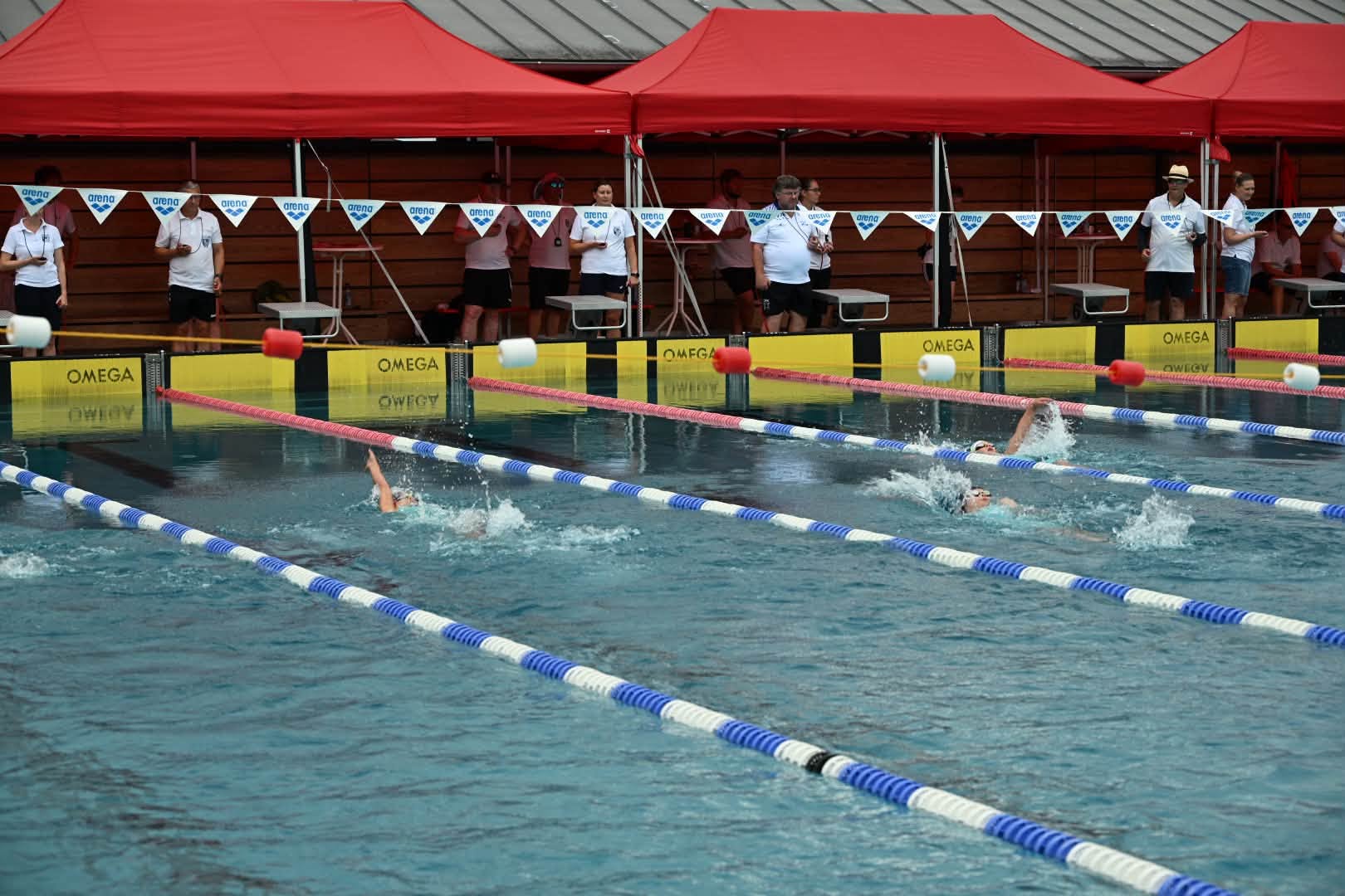 738368185_27529200093366275_8630242434867600802_n 🏊♂️ Zwei Tage Hochbetrieb im Rosenheimer Freibad: Bei den Oberbayerischen Jahrgangsmeisterschaften lieferten sich Nachwuchsschwimmer spannende Rennen um Titel und Bestzeiten. Trotz eingeschränktem Badebetrieb herrschte gute Stimmung am Beckenrand. Foto: Herbert Borrmann