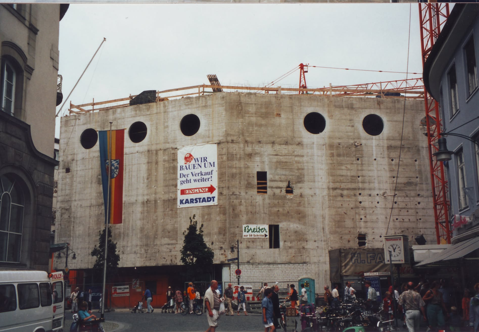 746119708_27610818375204446_4246678558560580768_n Das Karstadt-Gebäude in Rosenheim während des großen Umbaus im Jahr 1996. Foto: Archiv Herbert Borrmann