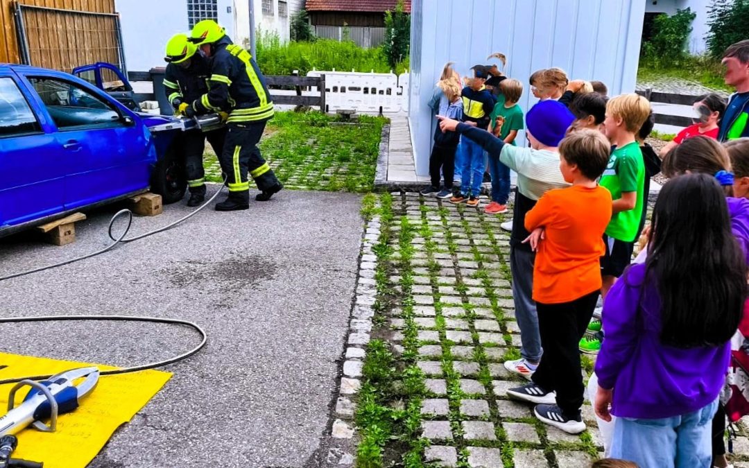 Grundschüler besuchen Feuerwehr Kammer: Drittklässler erleben Einsatzkräfte hautnah