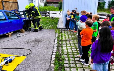Grundschüler besuchen Feuerwehr Kammer: Drittklässler erleben Einsatzkräfte hautnah