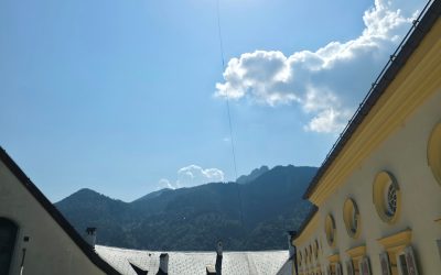 Bergahorn wird per Hubschrauber in Schlossinnenhof von Hohenaschau geflogen