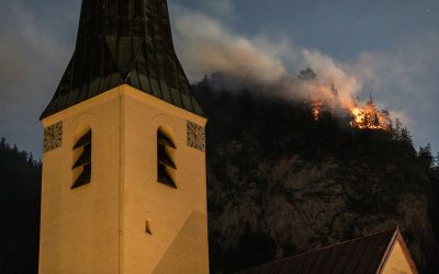 Bergwaldbrand bei Oberwössen: Feuer breitet sich in der Nacht talwärts aus