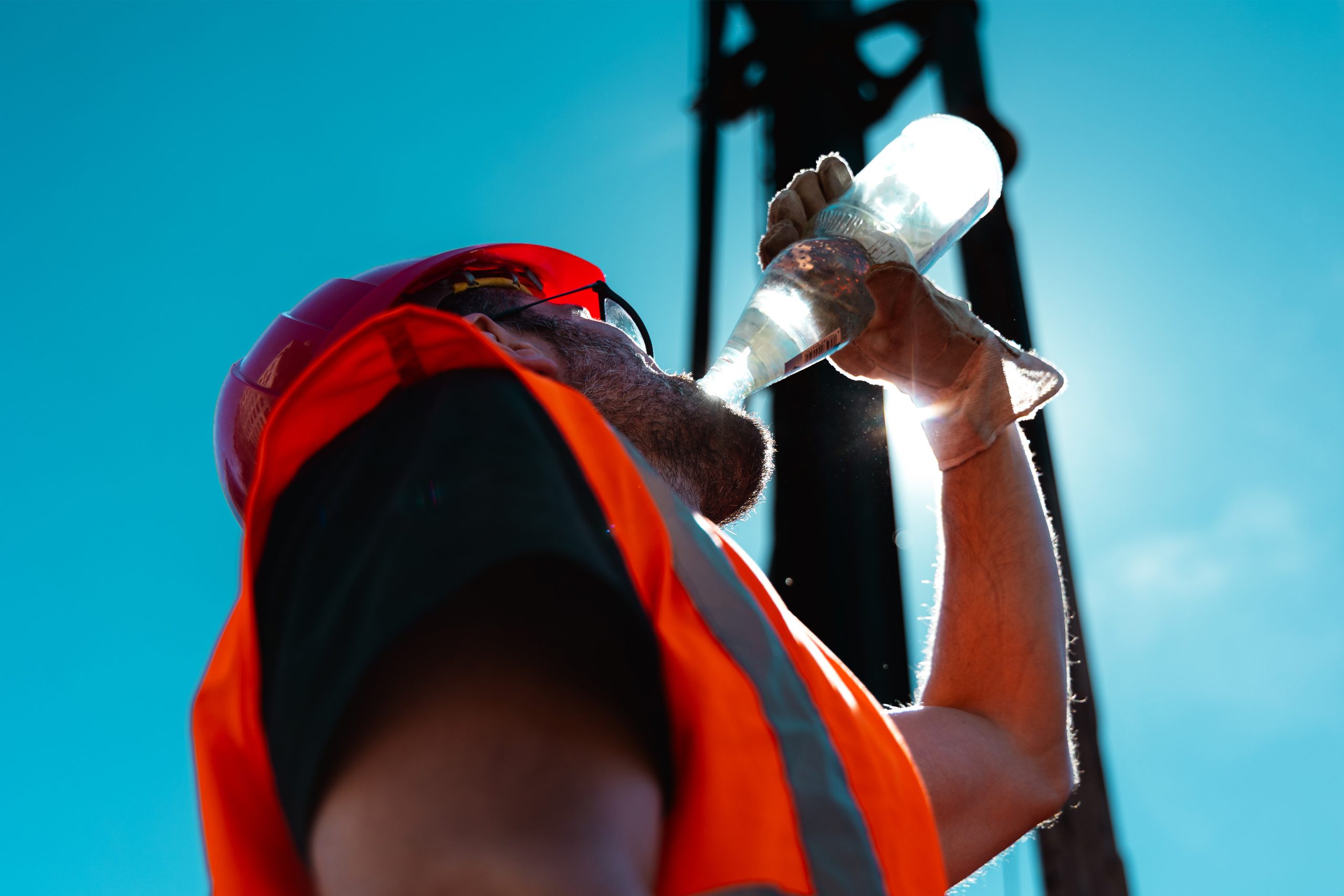 Durstlöschen Bloß reichlich Wasser trinken: Wer draußen in der Sommerhitze arbeitet, braucht jede Viertelstunde einen kräftigen Schluck Wasser. „Dabei ist das Durstlöschen Sache des Chefs: Er muss nämlich für eine ‚Getränke-Flatrate‘ sorgen“, sagt Dieter Pangerl von der IG BAU Oberbayern. Foto: Copyright IG Bau - Florian Göriccke