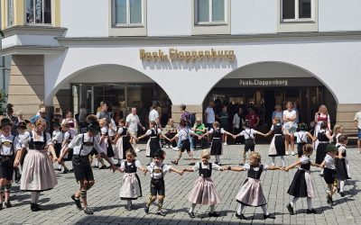 Dirndl, Lederhosen und viel Applaus: Gautag verwandelt Rosenheim