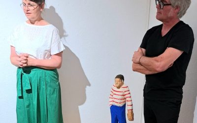 Neubeuern: Ausstellung „Wiedersehen macht Freude“ verbindet Holz und Farbe