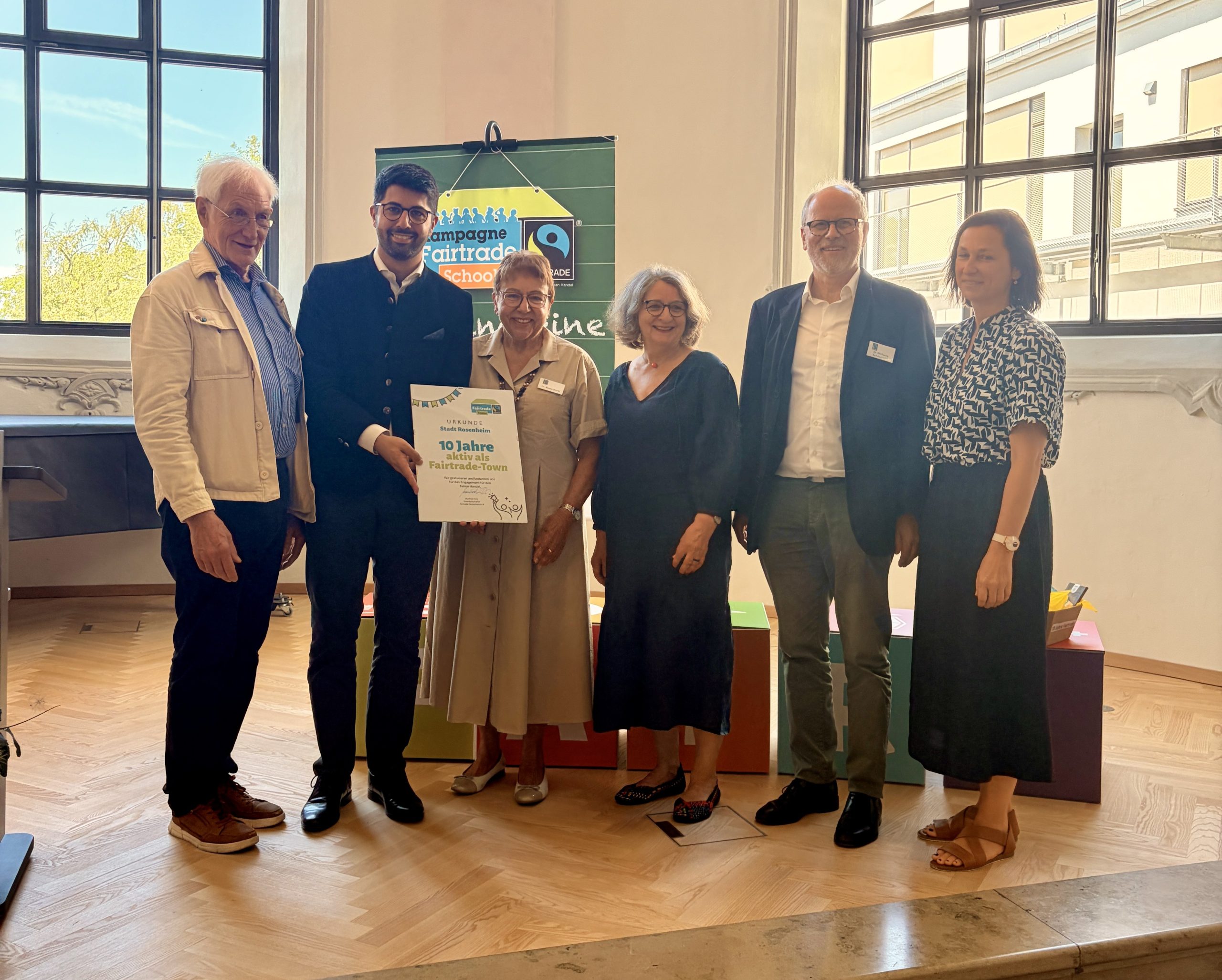 IMG_1802 Seit 10 Jahren darf sich die Stadt Rosenheim Fairtrade-Stadt nennen. Gefeiert wurde jetzt mit einem Festakt im Rosenheimer Karolinengymnasium. Foto: Copyright Stadt Rosenheim