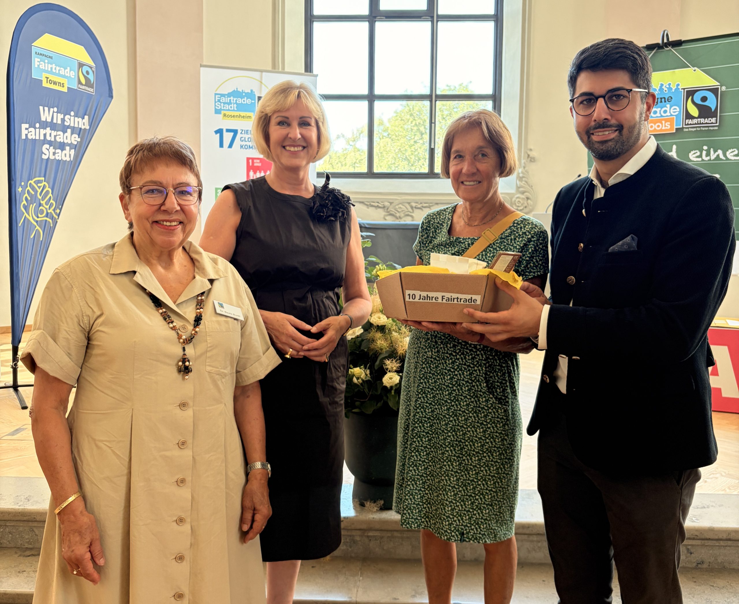 IMG_1810 Seit 10 Jahren darf sich die Stadt Rosenheim Fairtrade-Stadt nennen. Gefeiert wurde jetzt mit einem Festakt im Rosenheimer Karolinengymnasium. Foto: Copyright Stadt Rosenheim