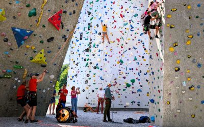 Inklusiver Klettertag in Traunstein: Teilnehmer überwinden Grenzen an der Kletterwand