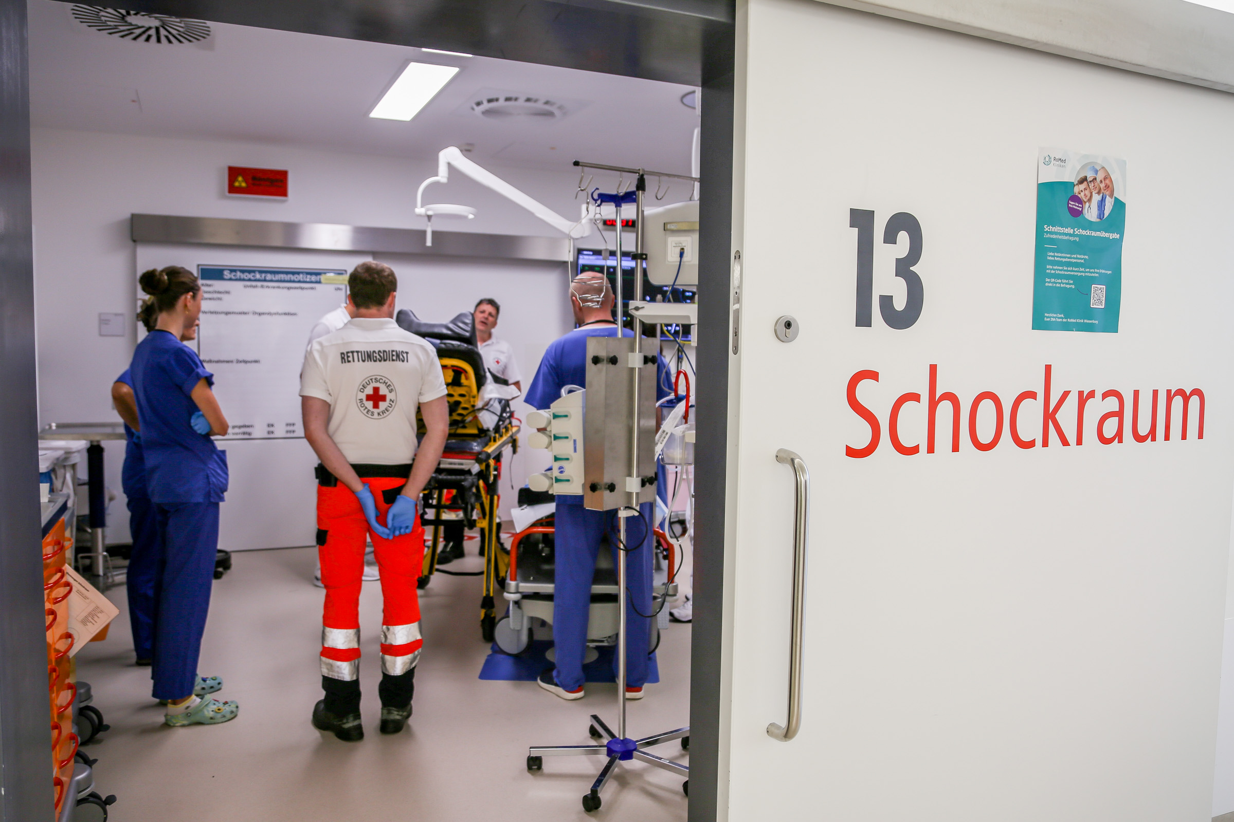 IMG_4606©Johanniter_Gerhard Bieber Im Schockraum werden die schwerverletzten Schauspiel-Patienten an das Klinikpersonal übergeben und versorgt, Copyright Johanniter/Gerhard Bieber