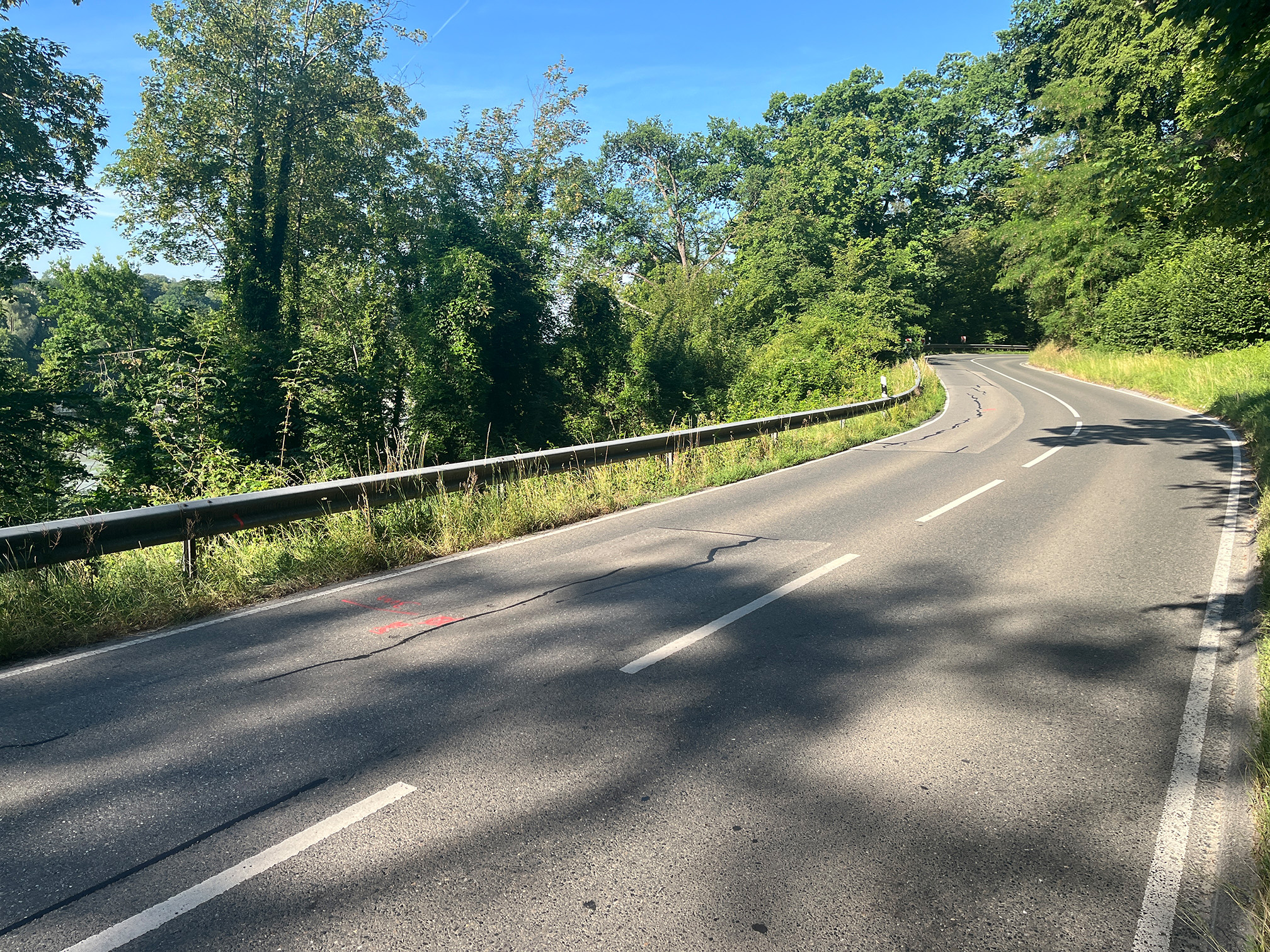Pressefoto Copyright Staatliches Bauamt Rosenheim Die Setzungsrisse in der Fahrbahn sind gut zu erkennen. Das Staatliche Bauamt Rosenheim geht der Ursache mit Baugrund-Erkundungen nach. Copyright Staatliches Bauamt Rosenheim