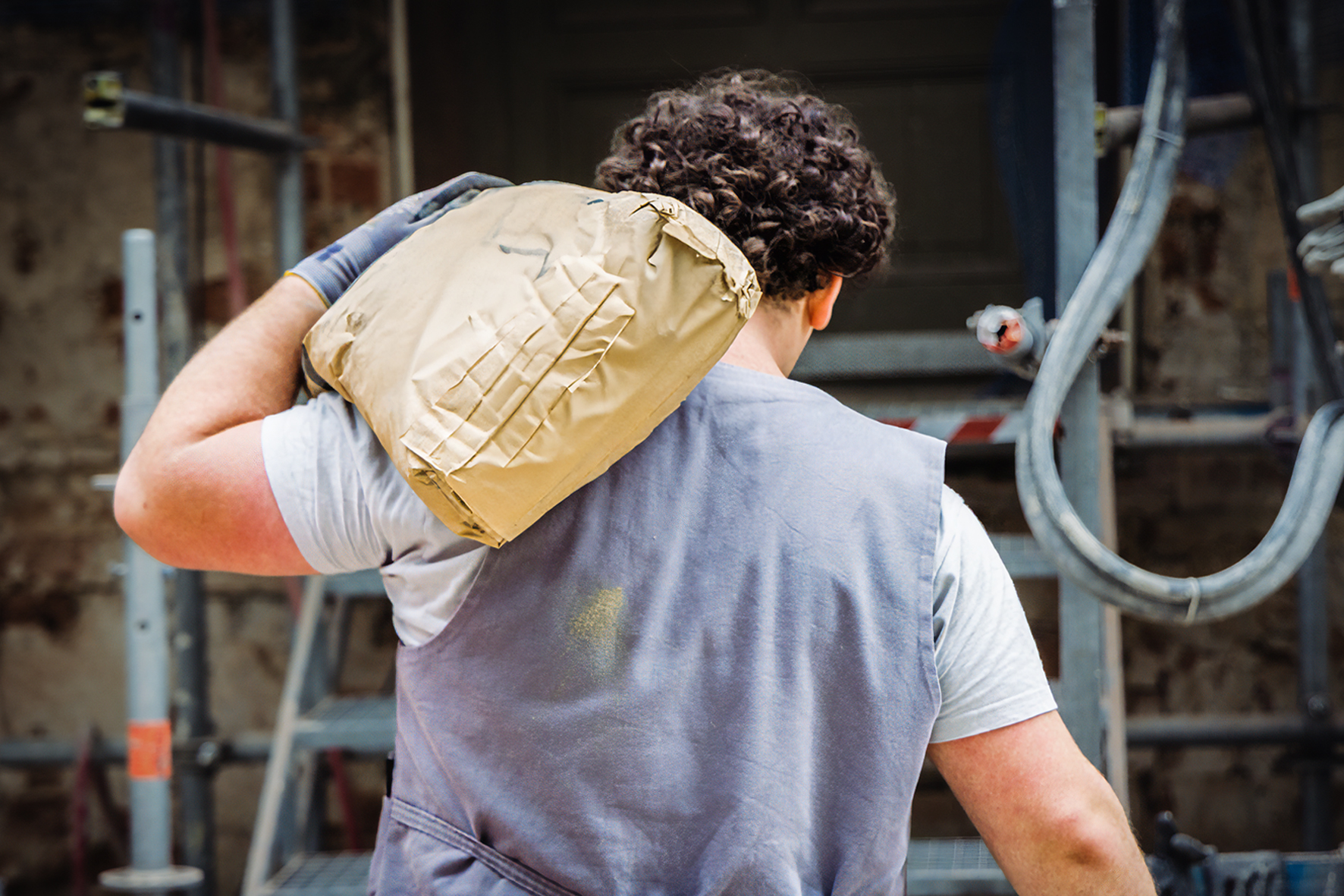 Säckeschleppen – Schwere Bau-Jobs Auf Dauer nicht zu machen: Das Schleppen von schweren Säcken. Gerade Ältere stoßen bei schwerer körperlicher Arbeit wie auf dem Bau an ihre Grenzen. Foto: CopyrightIG BAU | Alireza Khalili