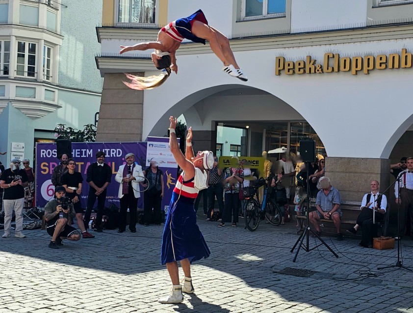 Spektakel eröffnet: Rosenheim ist wieder „Hauptstadt der Straßenkunst“