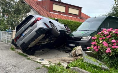Fahrer mit rund zwei Promille landet in Gartenzaun – Auto fährt auf Transporter auf