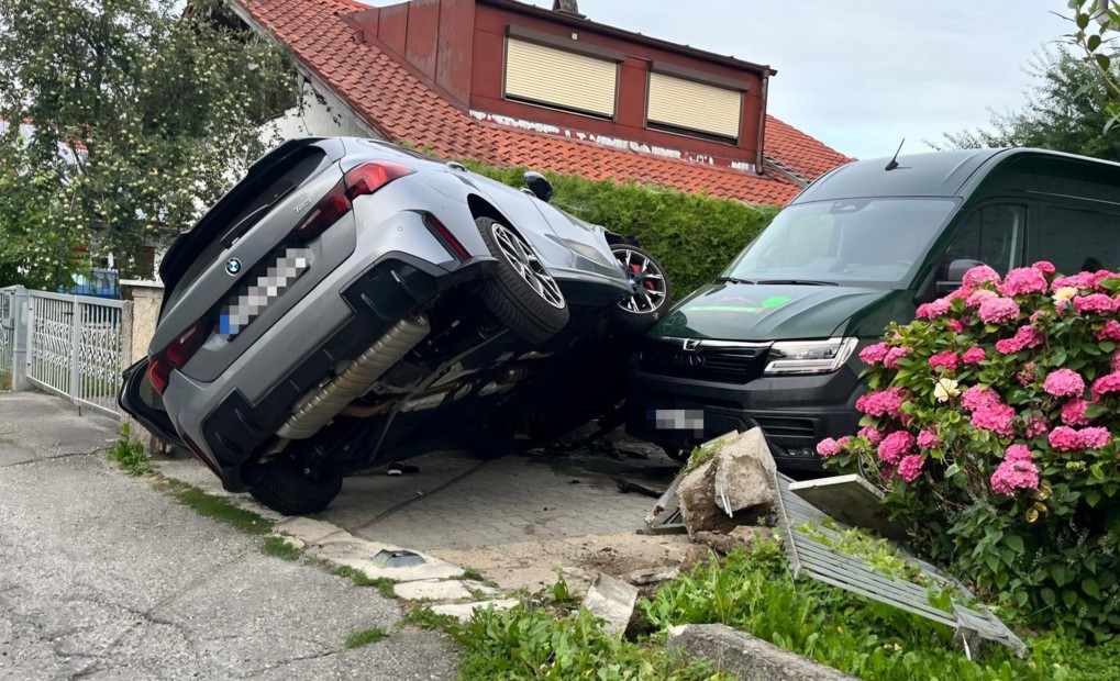 Fahrer mit rund zwei Promille landet in Gartenzaun – Auto fährt auf Transporter auf