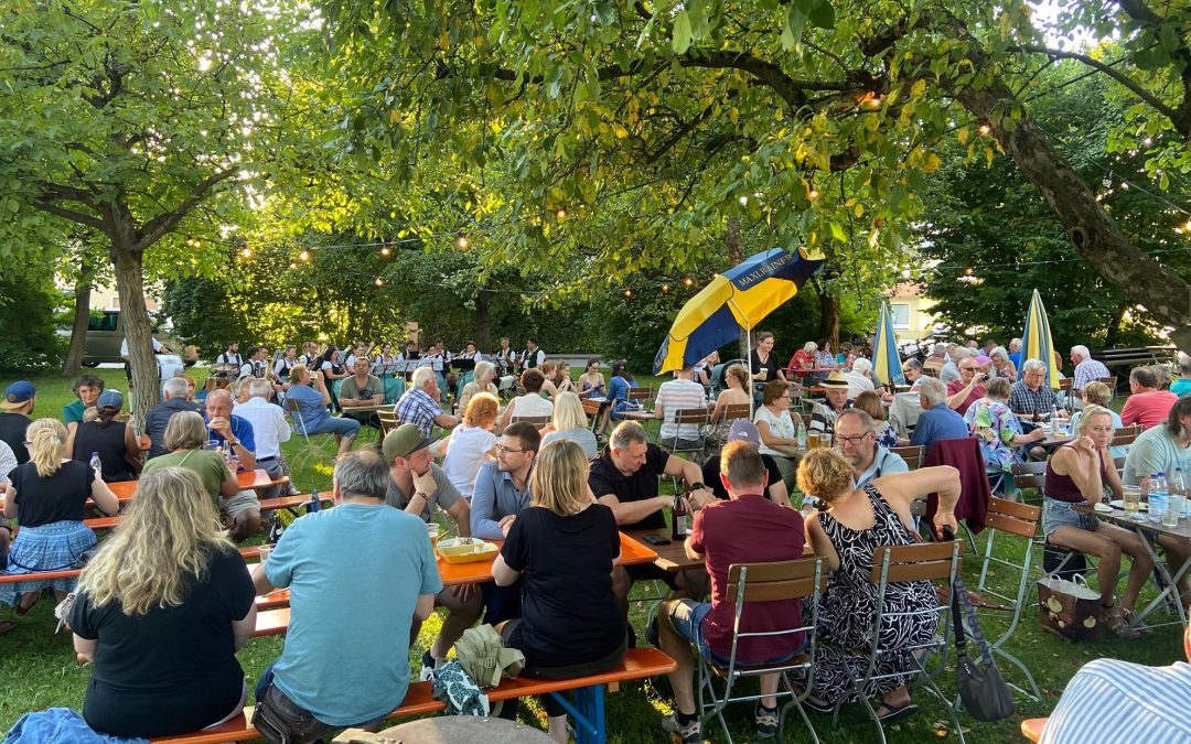 Pop-up-Biergarten in Bruckmühl startet wieder: Musik und Schmankerl in den Sommerferien