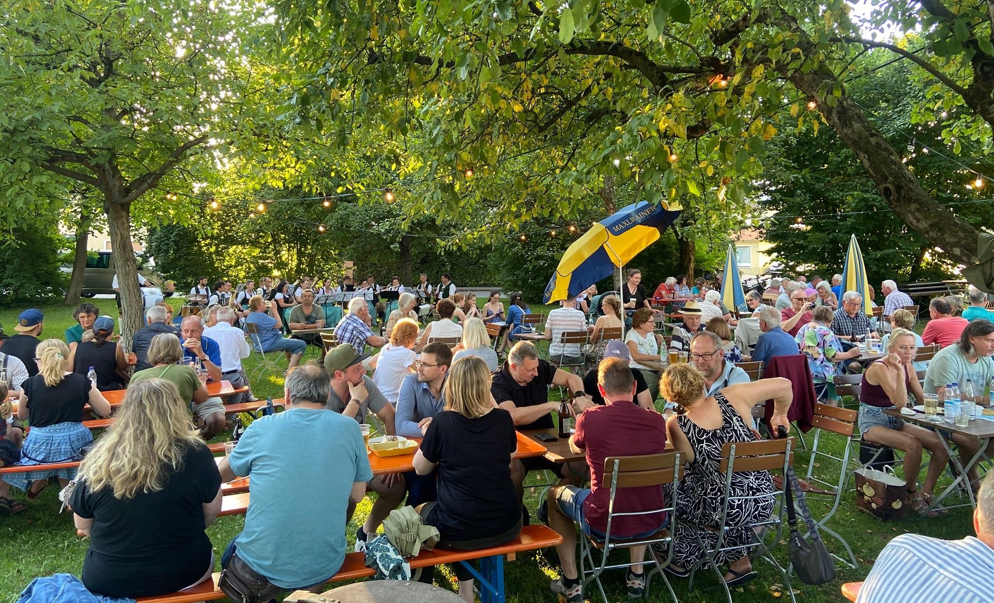 biergarten voll Lauschig wird er der Pop-Up Bürgerbiergarten im Bruck an der Leitha-Park. Copyright Neuhausen