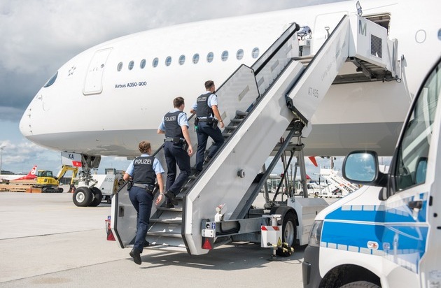 Betrunkener Flugpassagier sorgt auf Flug nach München für Ärger