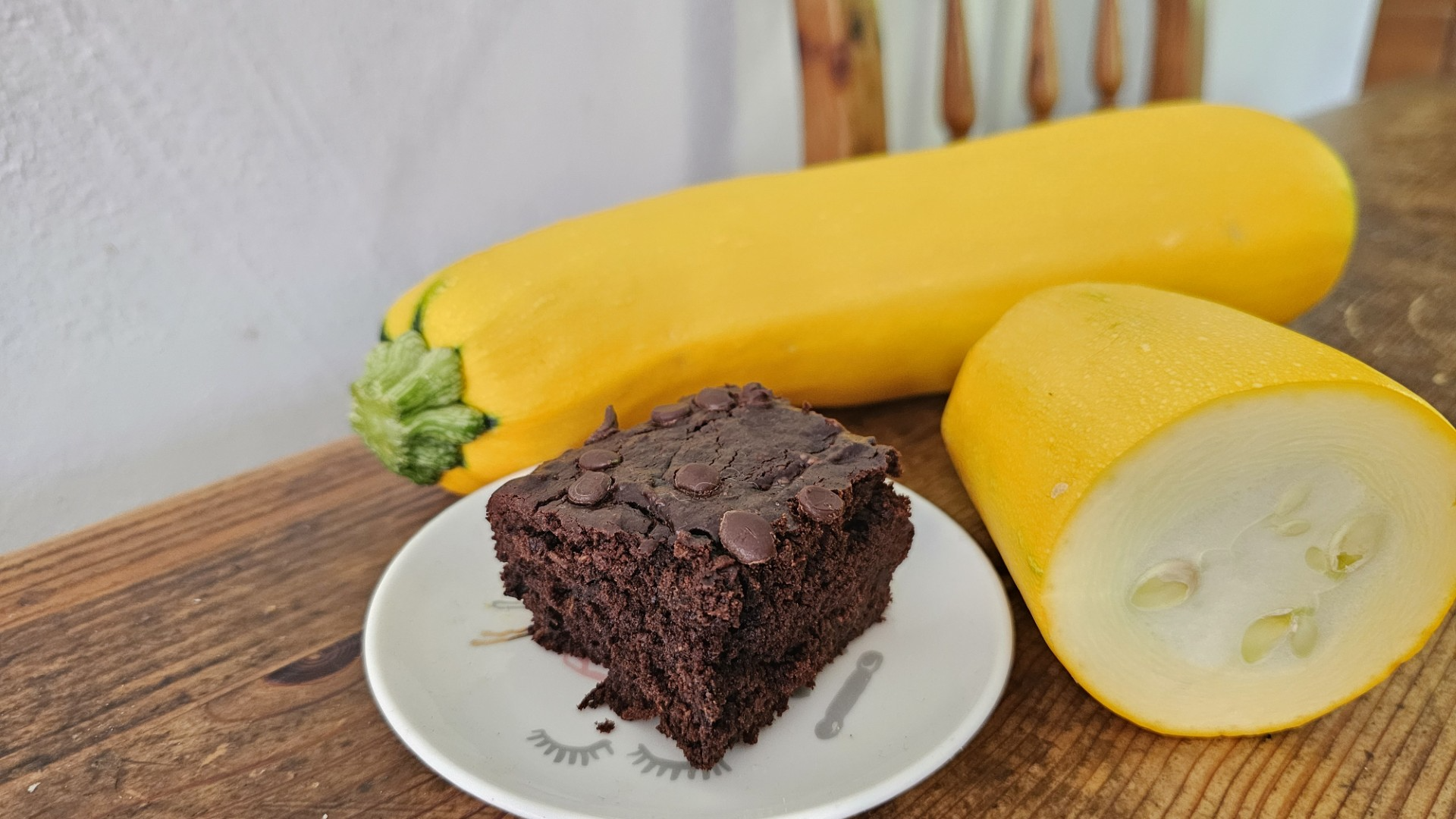 download Zucchini-Brownie neben gelber Zucchini auf Holztisch. Foto: Josefa Staudhammer
