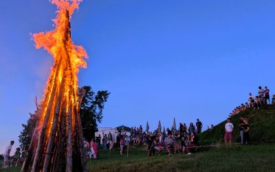 Viele Besucher beim Peterlfeuer in Kammer