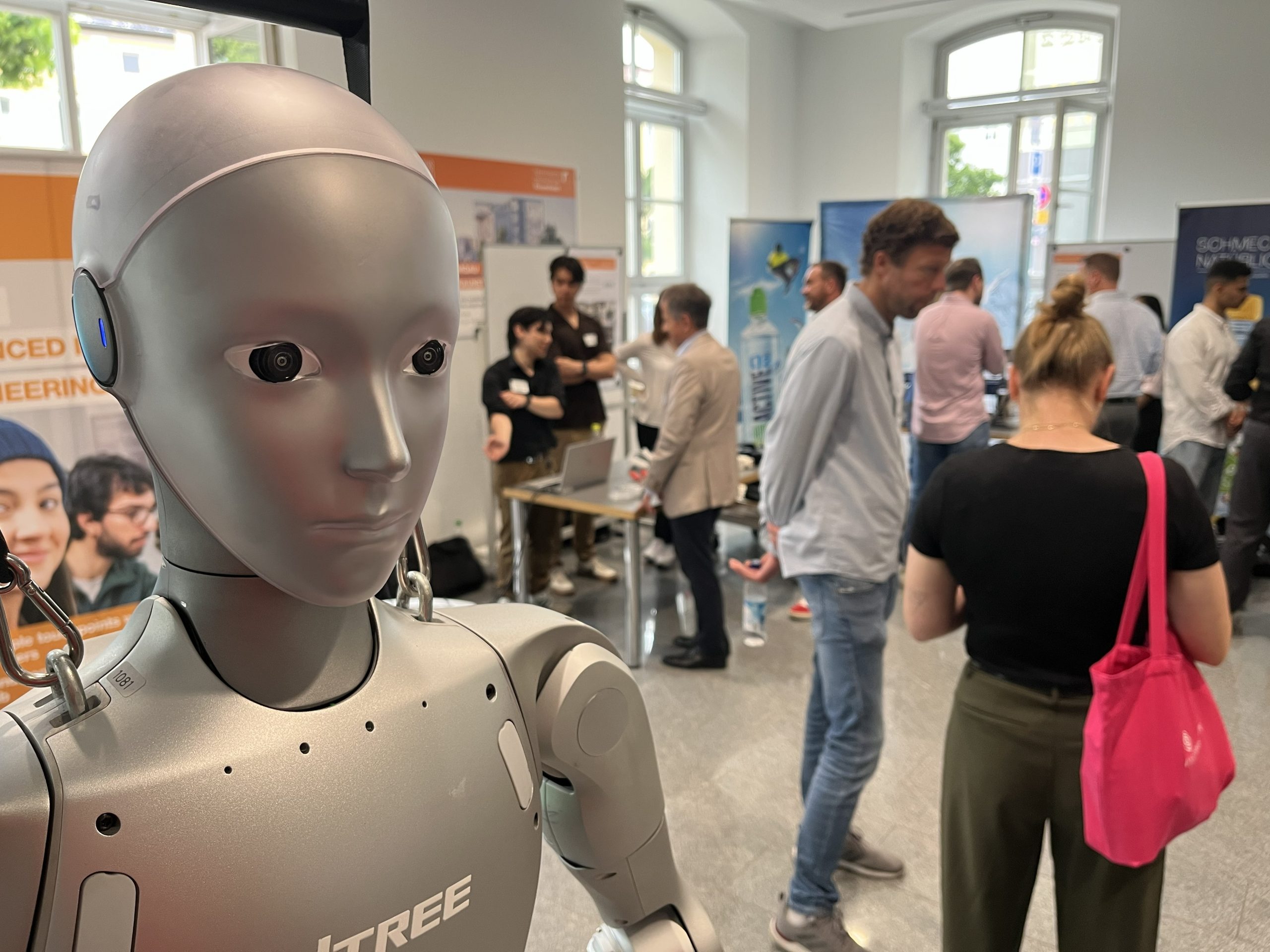renditionDownload Ein Roboter, der in "menschlicher Weise" ein Weißbier einschenken kann war als Schankkellner mit dabei. Foto: Anton Maier