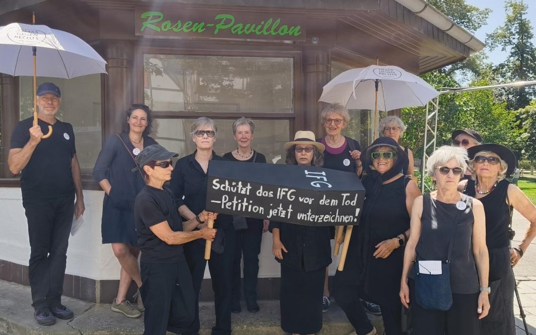 Trauermarsch in Rosenheim: „Omas gegen Rechts“ setzen Zeichen für Erhalt des Informationsfreiheitsgesetzes