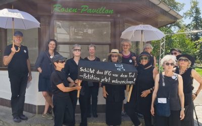 Trauermarsch in Rosenheim: „Omas gegen Rechts“ setzen Zeichen für Erhalt des Informationsfreiheitsgesetzes