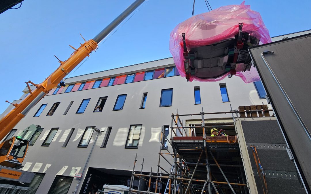 Rosenheim: Vier Tonnen schwerer MRT schwebt durch die Fassade