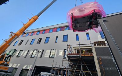 Rosenheim: Vier Tonnen schwerer MRT schwebt durch die Fassade