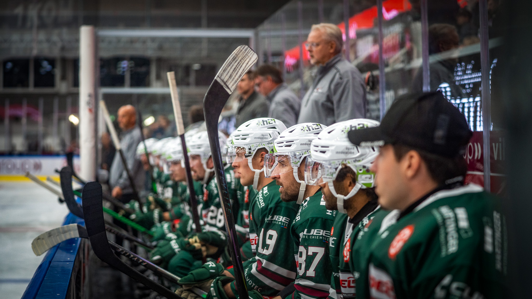 Fabian Dietz (#87) und Johannes Achatz (#19), Starbulls Rosenheim, verfolgen das Spielgeschehen konzentriert von der Spielerbank. Auftakt zur neuen Eishockey-Spielsaison im Rosenheimer Eisstadion mit den Rosenheimer Starbulls. Foto: Copyright Ludwig Schirmer