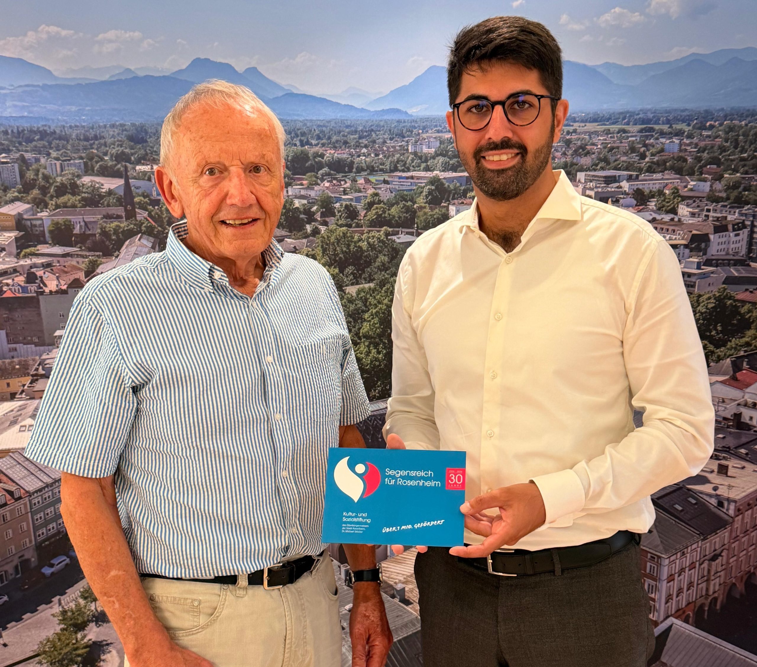 26-08-10 PM KuS 30 Jahre Sozialstiftung Rosenheim. Auf unserem Bild zu sehen Stiftungsratsvorsitzender Diethard Schinzel (links) und Rosenheims Oberbürgermeister Abuzar Erdogan. Foto: Copyright Stadt Rosenheim