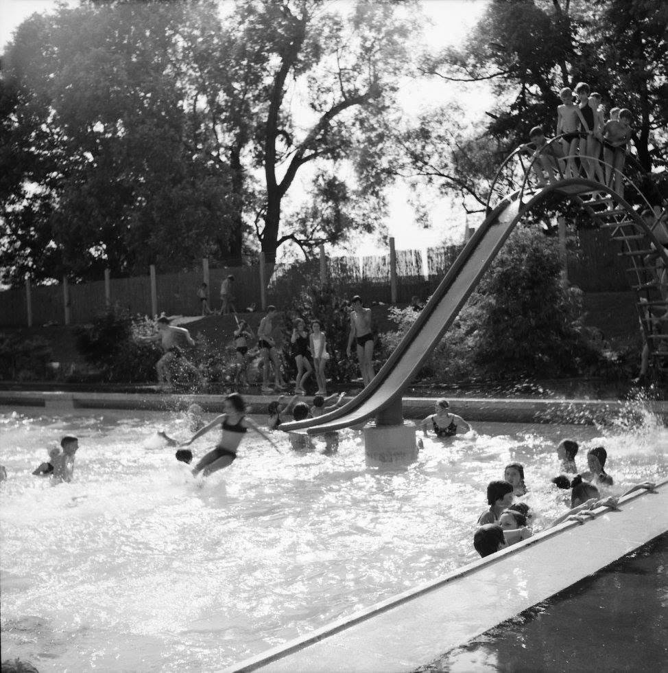 510100831_23901641062788881_7653539666276119221_n Rosenheimer Freibad mit Rutschvergnügen im Jahr 1968. Foto: Archiv Herbert Borrmann-Foto Krämer