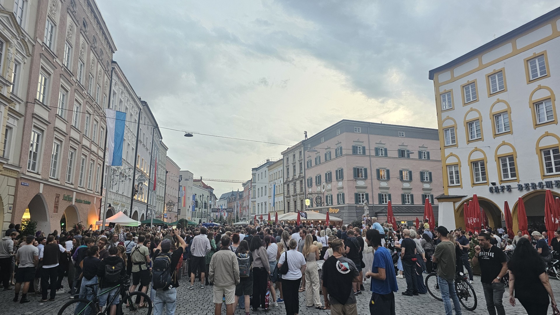 53110952-1f20-4fc5-a6f1-85b802665434 Konzert Kaffkiez Ende August auf dem Max-Josefs-Platz. Foto: Josefa Saudhammer