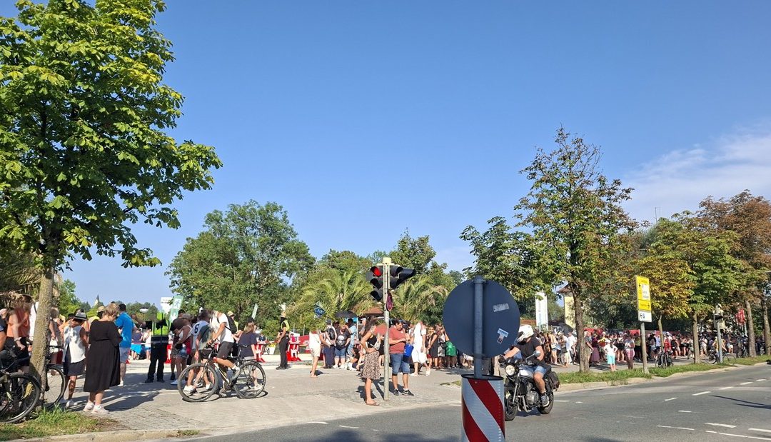 Lange Schlangen vor dem Mangfallpark: Großer Andrang auf Michael Patrick Kelly