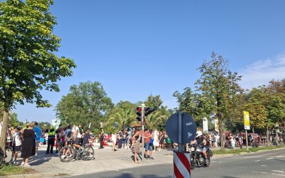 Lange Schlangen vor dem Mangfallpark: Großer Andrang auf Michael Patrick Kelly