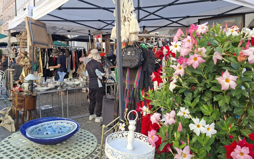 Alte Schätze, neue Besitzer: Rosenheimer Antikmarkt zog viele Besucher an