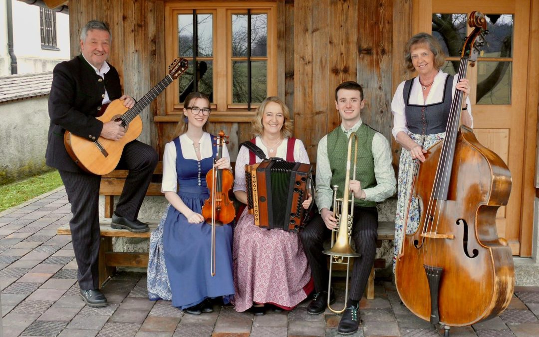 Volksmusik im Brunnenhof: Auerschmied Musi spielt in Bad Aibling