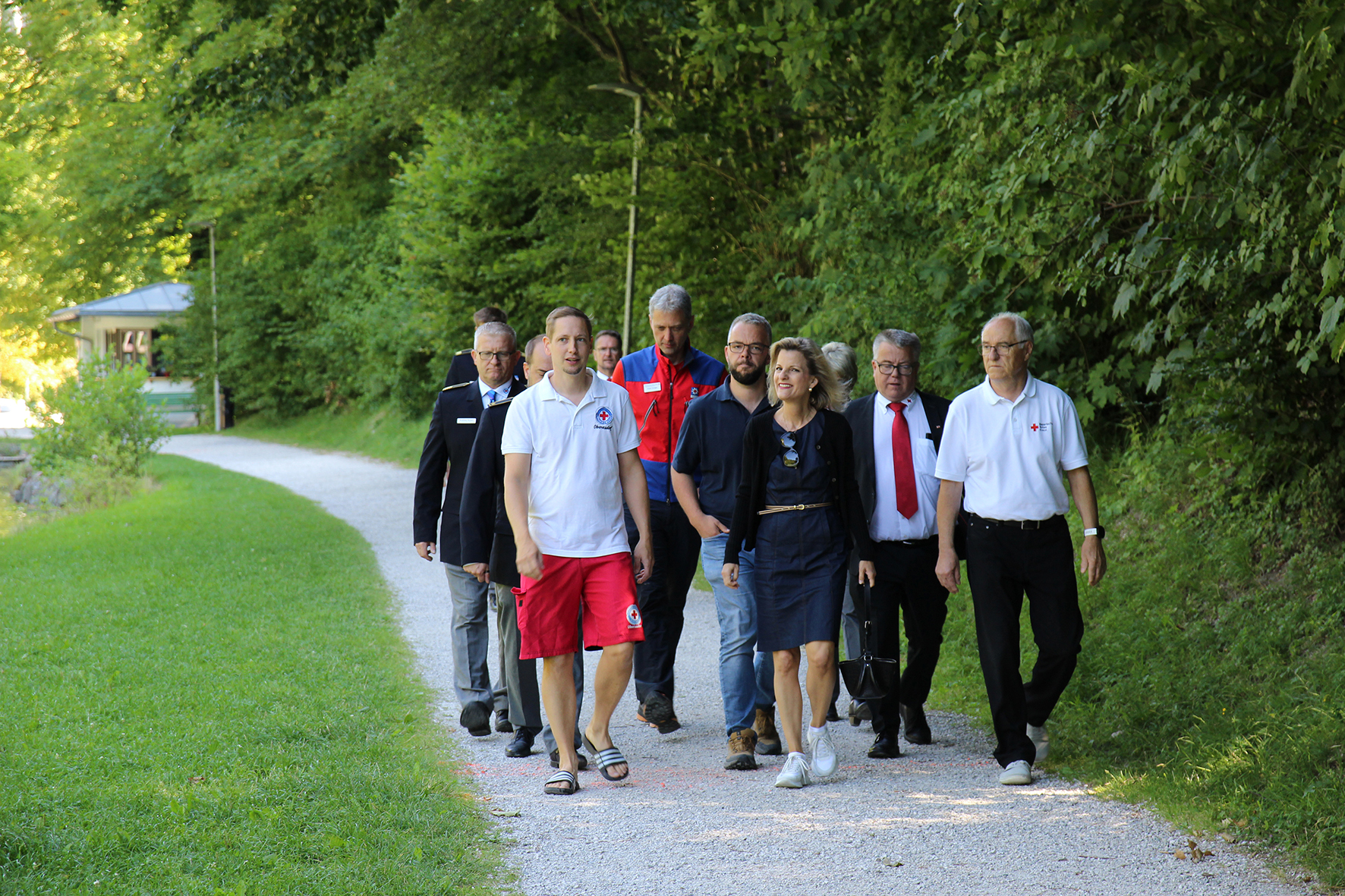 Besuch Foto1 Die Präsidiumsspitze des Bayerischen roten Kreuzes mit Vertretern des BRK-Kreisvergandes Rosenheim beim Besuch am Luegsteinsee. Foto: Copyright BRK Kreisverband Rosenheim