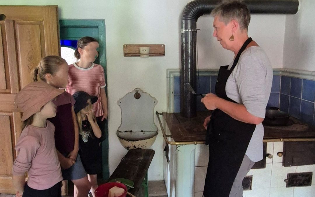 Ferienspaß in Amerang: Kinder machen selbst bayerische Reiberdatschi