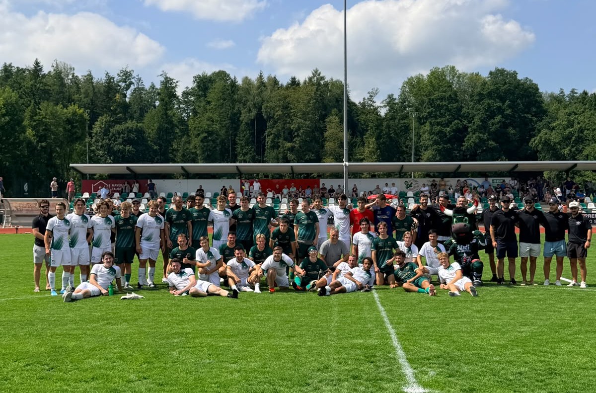 Gruppenbild Sommerfest Gruppenbild der Starbulls und der Fußballmannschaft des Sportbunds DJK Rosenheim. Fotos: Copyright Sportbund DJK Rosenheim