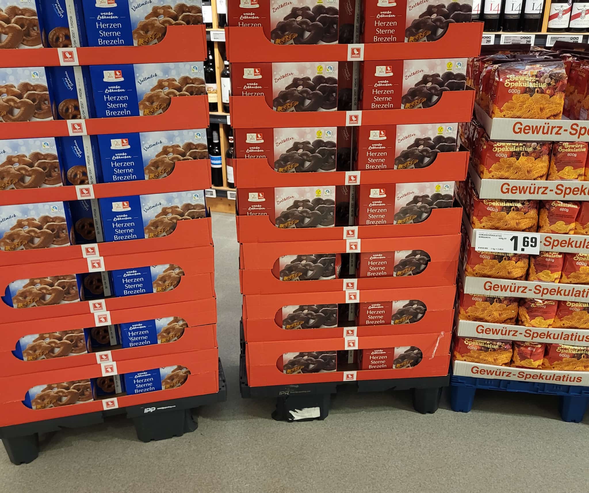 IMG-20260827-WA0001 Aufgestapelte Lebkuchenverpackungen in einem Rosenheimer Supermarkt Ende August 2026. Foto: re