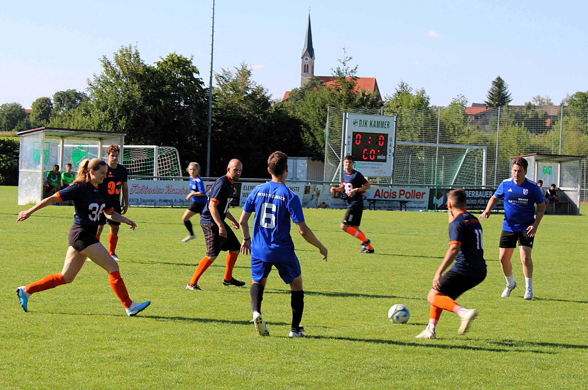 IMG_5278 Im umkämpften, aber fairen Finale setzten sich die „Kammer 98érs“ (dunkelblau) mit 1:0 gegen die „Inglourious Beer-Stars“ (royalblau) durch. Foto: Copyright Hubert Hobmaier