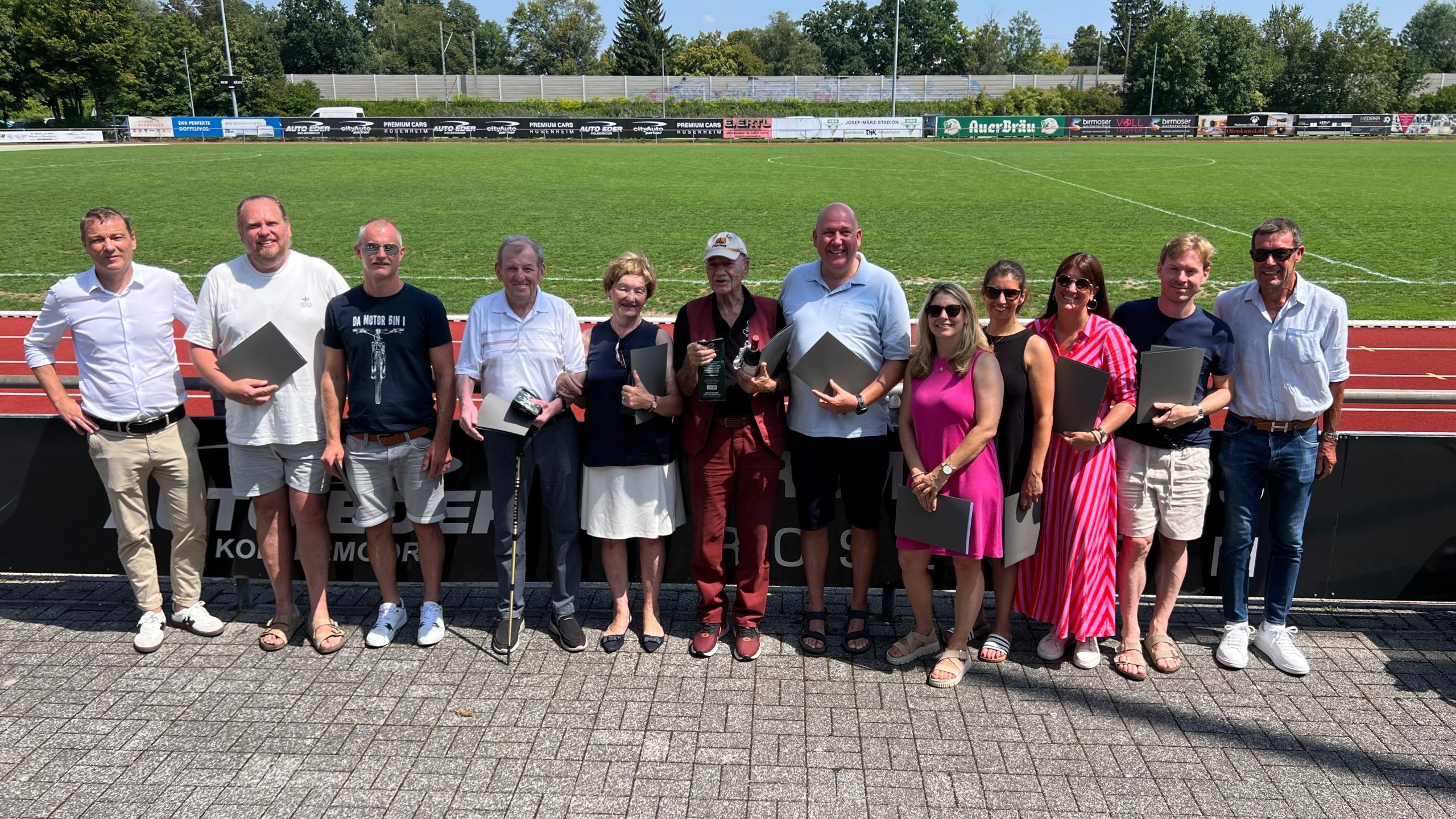 Langjährige Mitglieder Abteilung Hockey Langjährige Mitglieder der Hockey-Abteilung mit Max Keil in der Mitte. Foto: Copyright Sportbund DJK Rosenheim